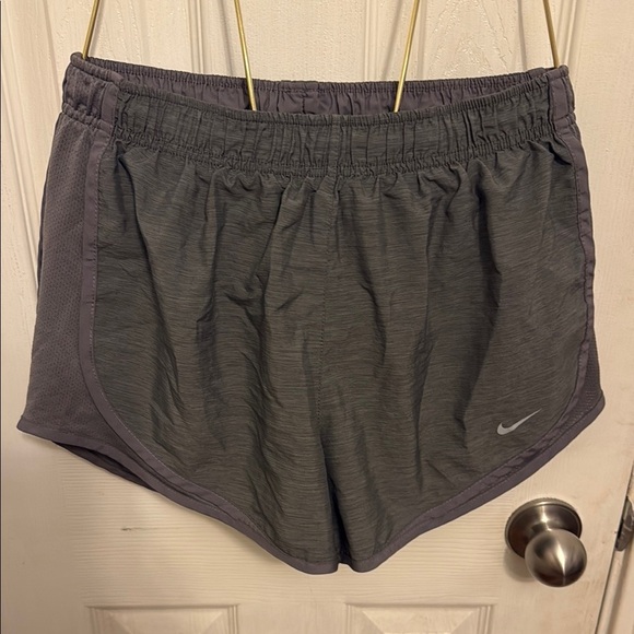 Nike Dri-Fit Women's Gray Sleeveless Top and Shorts Set - Picture 7 of 11